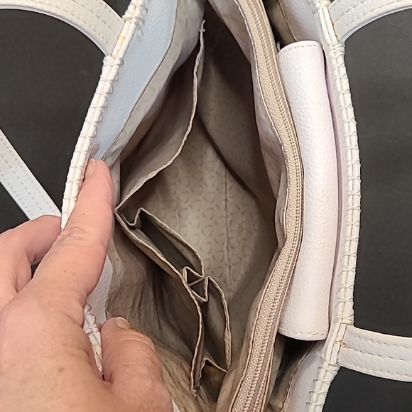 Liz Clairborne Bucket Purse White with Beige Lining and a Separated inside - Picture 10 of 15